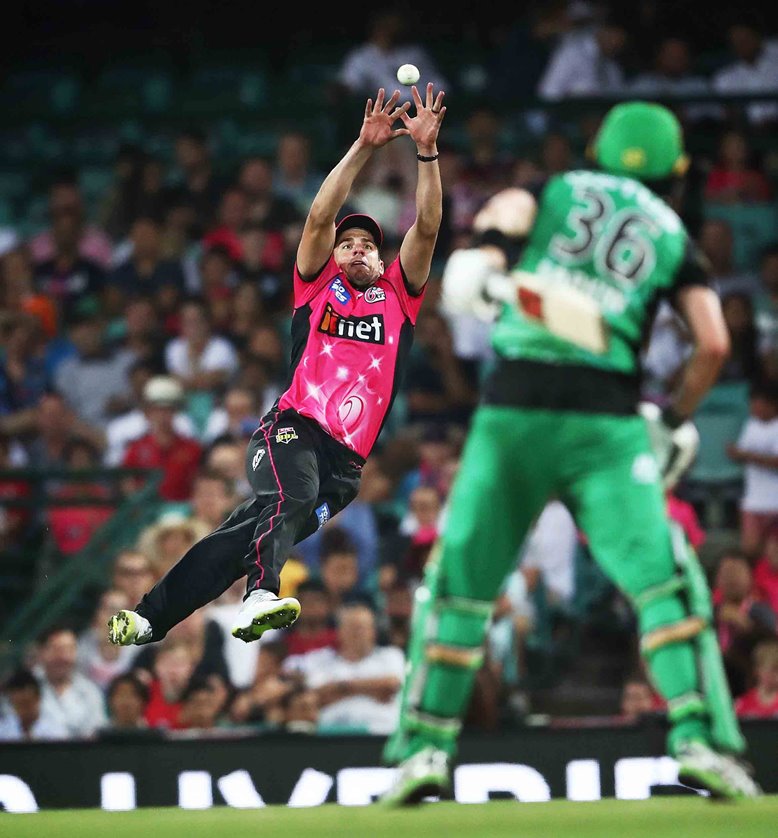 ydney Sixers’ Moises Henriques holding on to an outstanding catch to dismiss Melbourne Stars’ Nick Larkin at the Sydney Cricket Ground